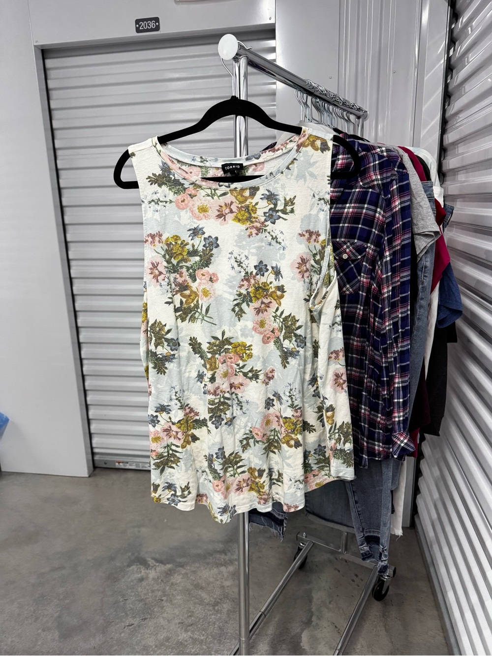 Torrid | Sleeveless Tank in Floral Print | size 3